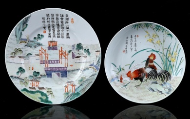 Plat en porcelaine à décor polychrome de poulets dans un paysage et de caractères chinois,...