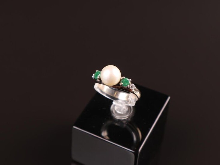 RING in 18k yellow gold with a pearl with an...
