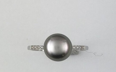 Ring in white gold 750°/°°° decorated with a Tahitian cultured pearl of 8,8 diam. approx. with diamonds, TD 57, Gross Weight: 2,01g