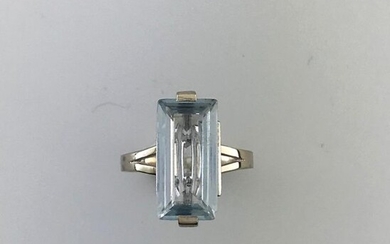Ring in white gold 750°/°°° set with a blue topaz, Gross weight: 4,4g