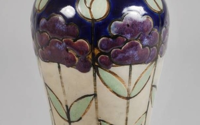 Royal Doulton Angleterre Vase Art Nouveau Projet de décor Bessie Newbery, vers 1910, marque en...