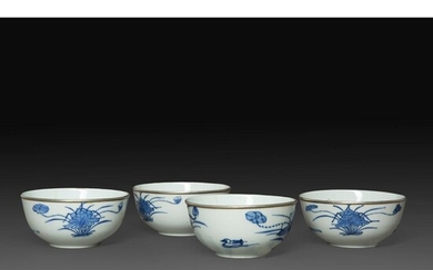 SUITE DE QUATRE BOLS en porcelaine blanche, à décor en bleu sous couverte de canards parmi des lotus. Marque "Noï Phu" sur les bases.