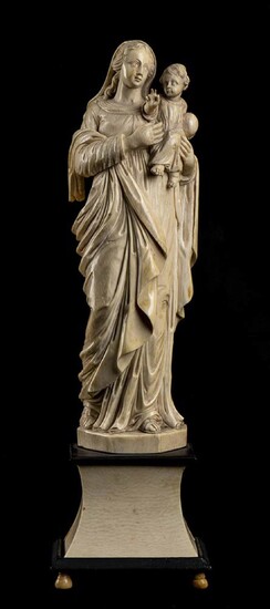 Sculpture en ivoire sculpté représentant la Vierge et l'Enfant - probablement en Allemagne, dernier quart...