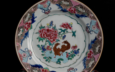 Serie van drie borden. China. Qianlong periode. Porselein. Famille rose decor van koppel vogels en pioenroos.