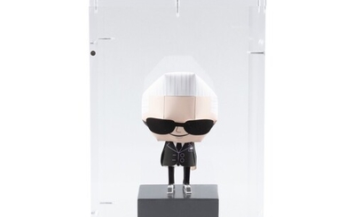Shin Tanaka for Karl Lagerfeld, A Karl Lagerfeld Paper Toy figure | Shin Tanaka pour Karl Lagerfeld, Paper toy à l'effigie de Karl Lagerfeld