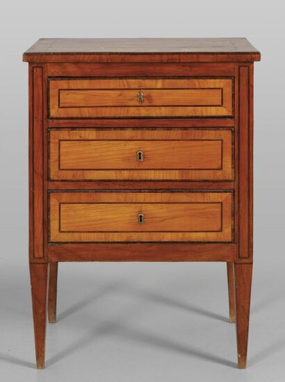 Small chest of drawers with three drawers paved in cherry wood and filleted in Tuscan maple wood sec.XIXcm