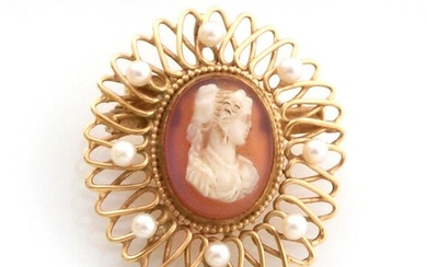 Spindle in yellow gold 750 thousandths presenting a cameo with a woman in profile holding 8 white pearls (not tested) Dimensions: 4 cm Gross weight: 7.86 gr. A yellow gold cameo brooch with pearls