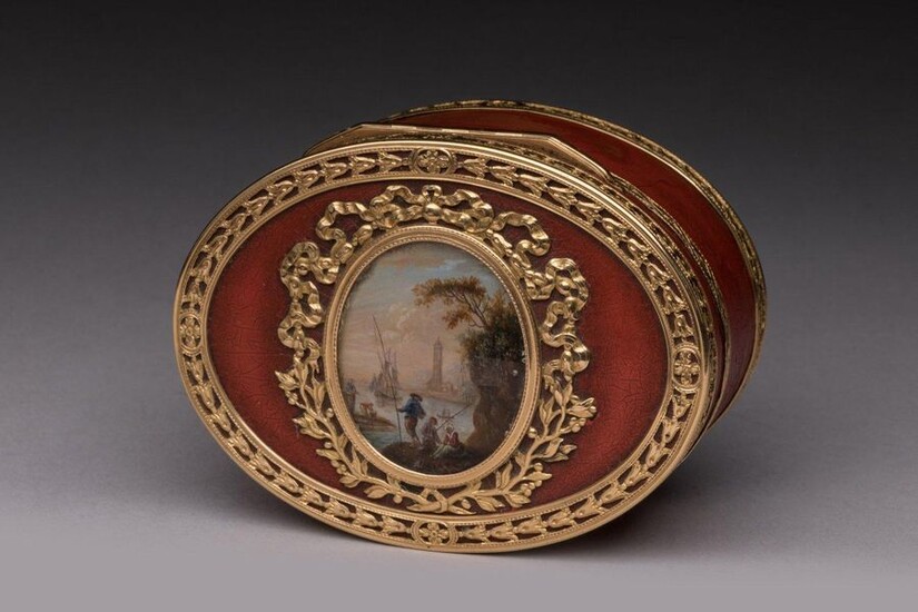 TABATIÈRE with an oval-shaped PORTUGAL SCENE in yellow gold, the lid decorated with a miniature depicting a port scene with a town in the North. Gold frieze with openwork flower motifs, the medallion surrounded by ribbons and foliage. Antique red...