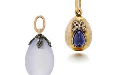 TWO JEWELLED EGG PENDANTS, THE CHALCEDONY EGG BY FABERGÉ, RUSSIAN, LATE 19TH/EARLY 20TH CENTURY