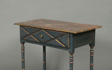 Table à écrire en bois peint gris bleu ouvrant à un tiroir en ceinture à décor…