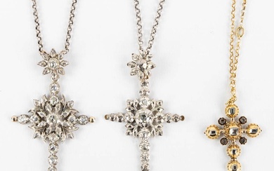Trois pendentifs anciens en forme de crucifix, avec des diamants de taille ancienne. Or blanc...
