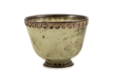 Un bol en agate mousse monté en argent, probablement du 17ème siècle,7,8 cm de diamètreIl...