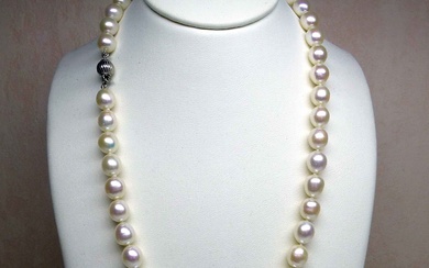 Un très joli et important collier de perles de culture naturelles de forme olive diamètre...