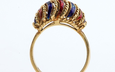 Una spilla ed un anello in oro con smalti policromi