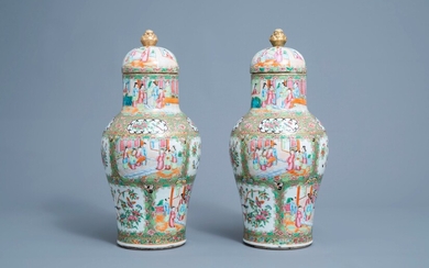 Une paire de vases couverts en porcelaine de Chine famille rose de Canton, 19ème siècle