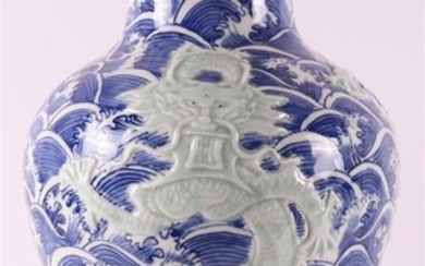 Vase Meiping en porcelaine bleu/blanc, d'après un exemple ancien de Jiaqing, Chine, 21e siècle. Décor...