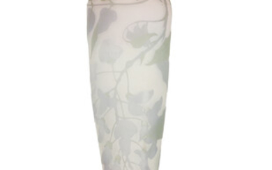 Vase fuselé en verre multicouche signé Gallé. A décor dégagé à l'acide de glycine mauve et verte sur fond blanc nuancé rose pâle, h