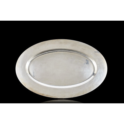 Vassoio ovale in argento liscio. Titolo 800 (cm 55x37) (g 1465)