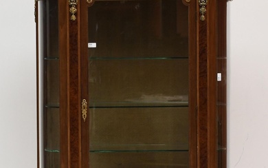 Vitrine Napoléon III galbée en bois poli, loupe et bronzes dorés de style Louis XVI...