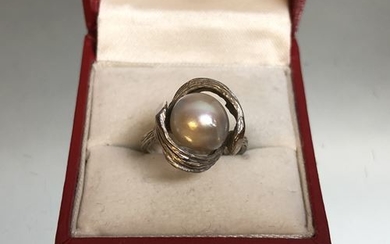 White gold and cultured pearl ring. P. 6.5...
