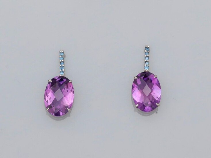 White gold earrings, 750 MM, each decorated with round sapphires bearing a beautiful oval amethyst in briolette, weight: 4.35gr. gross.