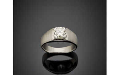 White partly glazed gold ct. 1.20 circa round brilliant cut diamond ring, g 7.37 circa size 18/58. Marked 972 AL....