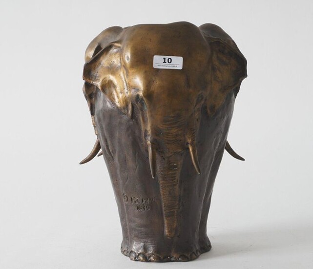Zamac vase, decorated with elephants, P.J. Mene after a model from 1870, h. 28 cm.