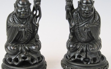 Zwei Figuren eines sitzenden Mönches China