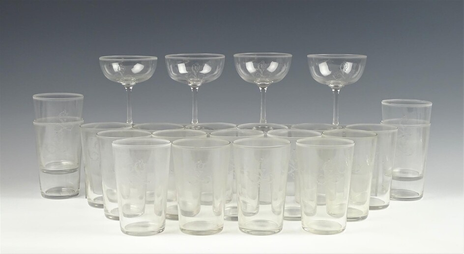 (-), divers glaswerk waaronder champagnecoupes met gravédecor, 19e...