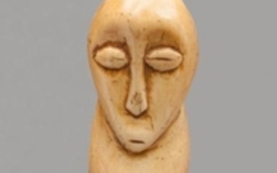 Amulette présentant une tête, les yeux en grain...