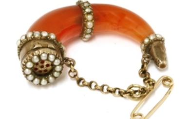 A Georgian gold cornelian and seed pearl horn pendant vinaigrette