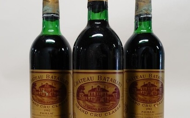 12 bouteilles CHÂTEAU BATAILLEY 1982 5è GC Pauillac (niveaux entre base goulot et haute épaule