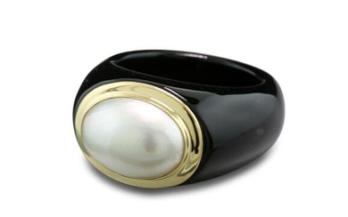 14 kt. Yellow gold - Ring Modern pearl ring made of black agate and white mabe pearl in a contrasting design