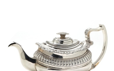 A George III silver teapot, maker William Bateman I, London 1818. Weight 720 g. H. 16.5 cm W. 31 cm.