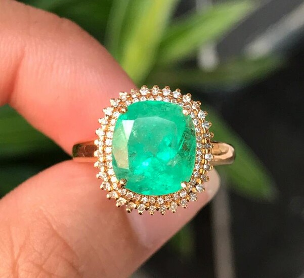 18K White Gold 3.56 ct Emerald & Diamond Ring