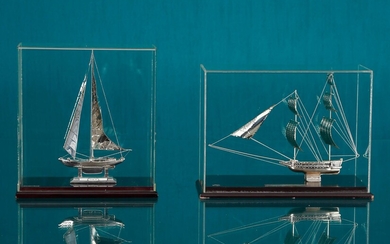 2 maquettes de voilier En métal argenté reposant sur un socle en bois noirci rectangulaire,...