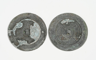 2 miroirs circulaires en bronze, Chine, dynastie Han, diam. 9,5 cm