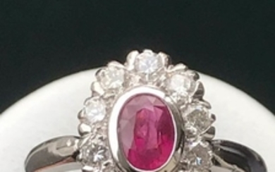 18 kt white gold daisy ring set with a lovely ruby and diamonds