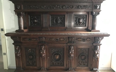 Impressive showcase in Renaissance style with beautiful carving - Walnut - about 1880