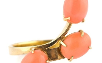 Antique Red Coral Trilogy - 14 kt. Yellow gold - Ring