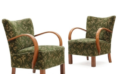 Danish cabinetmaker: A pair of easy chairs of oak. Seat and back upholstered with green patterned fabric. (2)