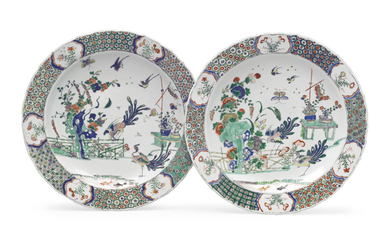 A LARGE PAIR OF FAMILLE VERTE DISHES, KANGXI PERIOD (1662-1722)