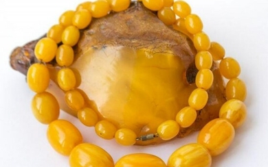 69 g. Vintage yellow amber Bakelite art deco necklace