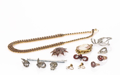 690912 Collection of vintage jewellery