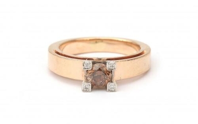 A 14 karat rose gold solitaire diamond ring. Featuring a cognac brown diamond of ca. 0.32 ct. surrounded by four diamonds of ca. 0.04 ct. in total. Gross weight: 4.5 g.