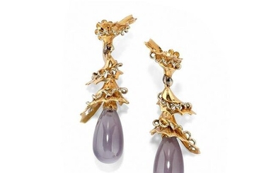 A 18k two-color gold and calcedony earrings