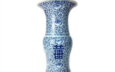 A 19TH CENTURY CHINESE BLUE AND WHITE VASE