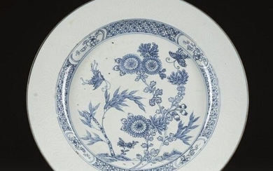 A BLUE-AND-WHITE EXPORT FOLDED EDGE PLATE