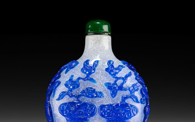 A BLUE OVERLAY SNOWFLAKE GLASS 'FLORAL' SNUFF BOTTLE