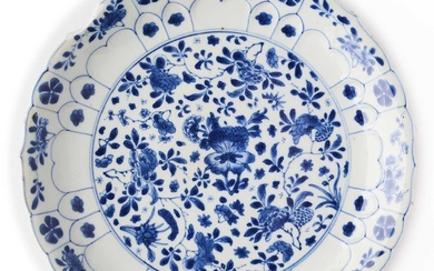 A CHINESE BLUE AND WHITE DISH, KANGXI MARK AND PERIOD (1662-1722)